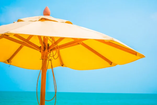 Ombrellone sulla spiaggia con bellissimo mare tropicale — Foto Stock