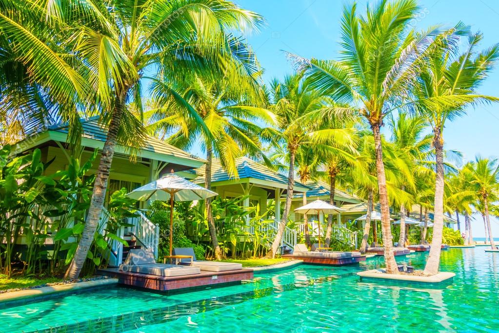 Hermosa piscina de lujo — Foto de stock © mrsiraphol #101678228