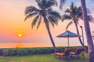 Boş şemsiye ve plaj sandalye