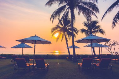 Boş şemsiye ve plaj sandalye