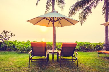 Boş şemsiye ve plaj sandalye