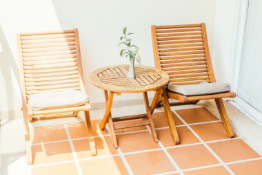 Boş sandalye ve masa