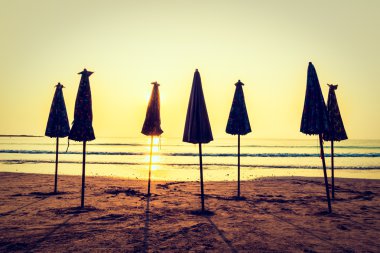 Plaj ve deniz güzel siluet şemsiyesi