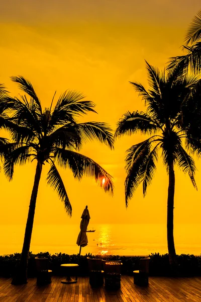 Silhouettes of palm trees on swimming pool — Stock Photo, Image