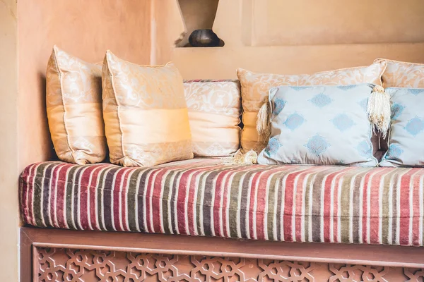在与摩洛哥风格的沙发上的枕头 — 图库照片