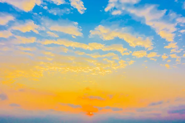 Schöne alte Wolken am Himmel — Stockfoto