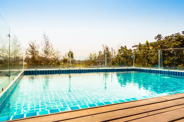 Piscina no hotel — Fotografia de Stock