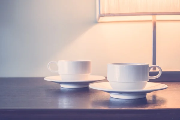 Lampe de table avec tasses à café — Photo