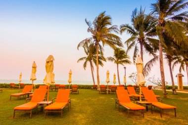 Boş şemsiyeleri ve sandalyeler, Twilight zamanlarda