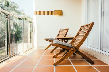 Boş sandalye ve masa