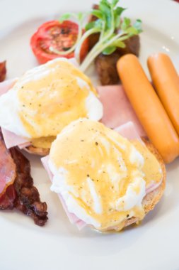 Yumurta Benedict kahvaltı için ayarla