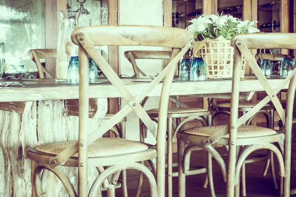 Tisch und Stühle leer — Stockfoto