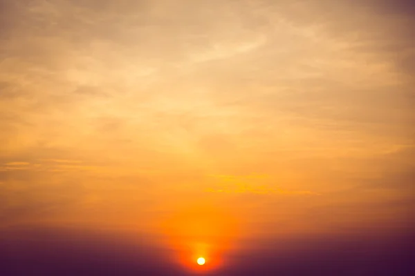 Prachtige zonsondergang aan de hemel — Stockfoto