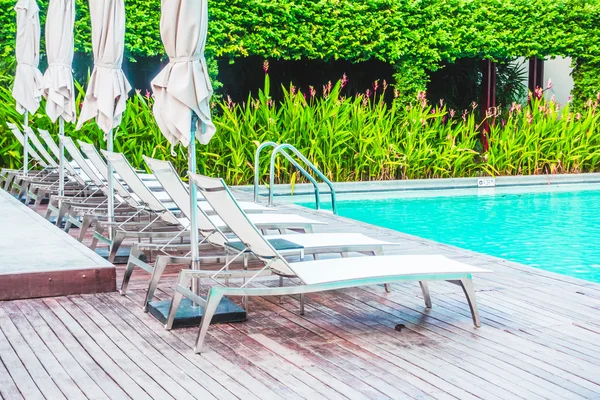 Belo luxo guarda-chuvas praia e cadeiras — Fotografia de Stock