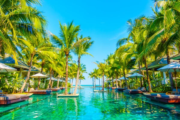 Bella piscina di lusso — Foto Stock