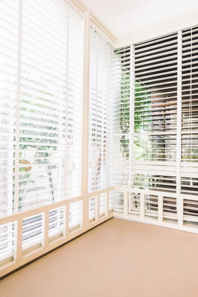 Persianas decoración de ventanas en la sala de estar — Foto de Stock