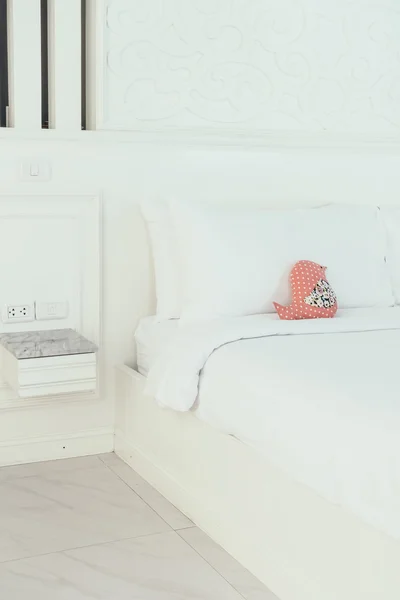 Belos travesseiros de luxo na cama — Fotografia de Stock