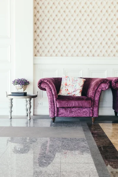 Schönes Luxuskissen auf dem Sofa — Stockfoto