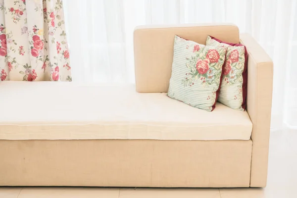Beaux oreillers de luxe sur canapé — Photo