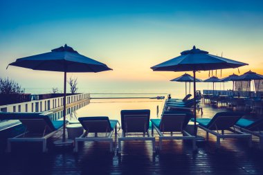 günbatımı ve alacakaranlık süreleri ile Yüzme Havuzu