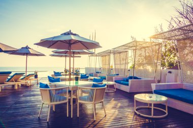 Güzel lüks otel yüzme havuzunda