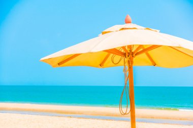 Güzel tropikal deniz ile plaj şemsiyesi