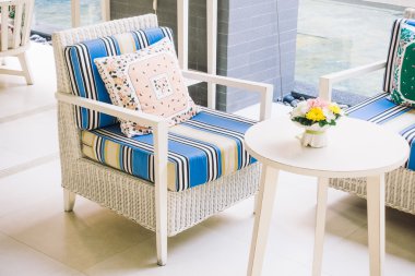 Kanepe üzerinde güzel lüks yastıklar