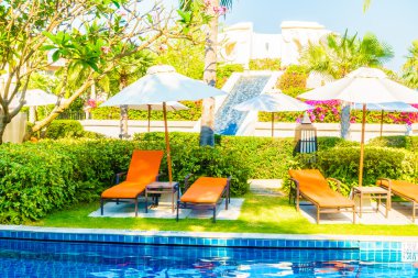 Boş şemsiyeleri ve sandalyeler