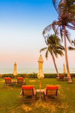 Boş şemsiyeleri ve sandalyeler, Twilight zamanlarda