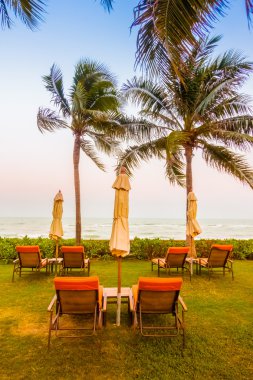 Boş şemsiyeleri ve sandalyeler, Twilight zamanlarda