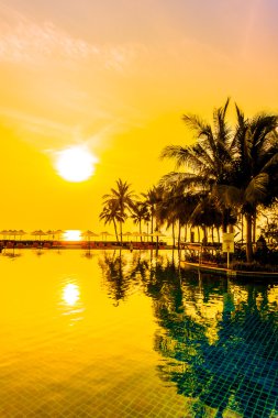 Ve Yüzme Havuzu palmiye ağaçlarının Silhouettes
