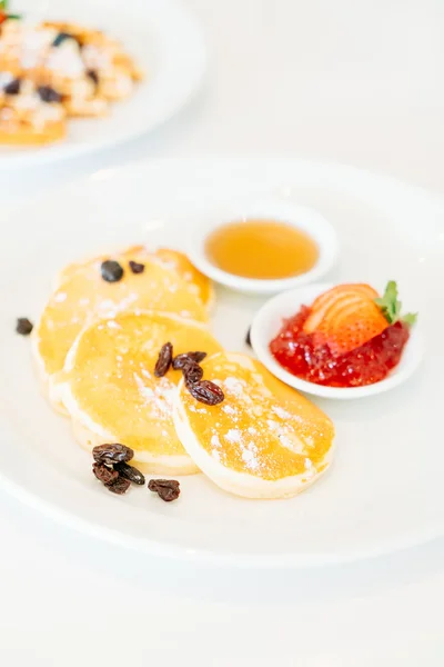 Dolce frittelle con marmellata di fragole — Foto Stock