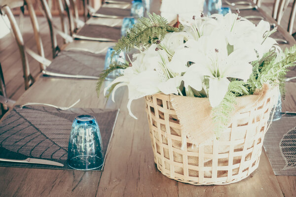 белый цветок в вазе