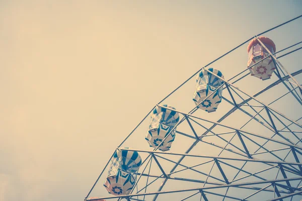 Винтажное колесо обозрения в парке — стоковое фото