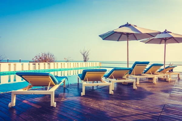 Schöner Luxus-Pool im Hotel — Stockfoto