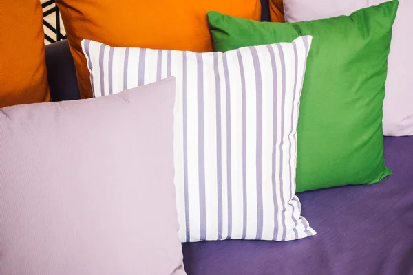 Όμορφο πολυτελές μαξιλάρια στον καναπέ — Φωτογραφία Αρχείου