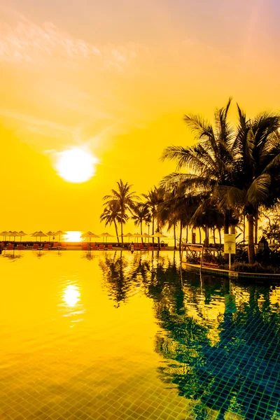 Silhouettes of palm trees on swimming pool — Stock Photo, Image