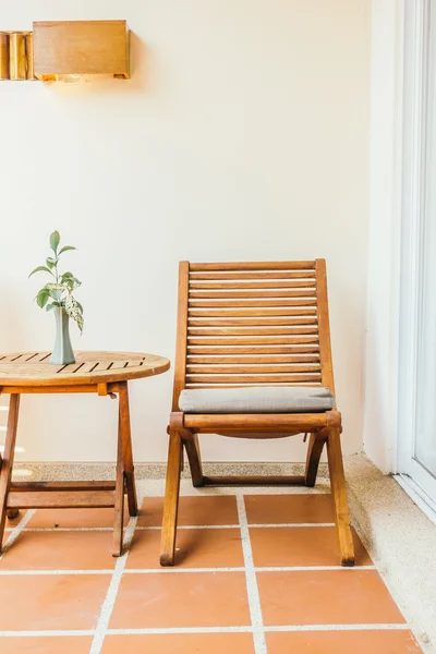 Silla y mesa vacías — Foto de Stock