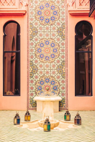 Fontana e architettura in stile marocco — Foto Stock