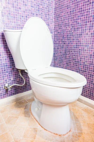 Siège de toilette dans la salle de toilette — Photo