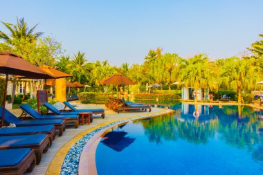 Otel havuzunda yüzme havuzu