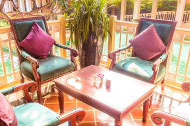 Boş masa ve sandalye