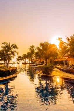 Günbatımı zamanlarda otelin Yüzme Havuzu