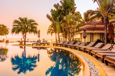 Günbatımı zamanlarda otelin Yüzme Havuzu