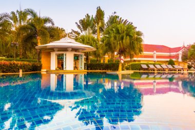 Günbatımı zamanlarda otelin Yüzme Havuzu