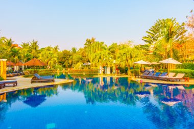 Otel havuzunda yüzme havuzu