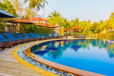 Otel havuzunda yüzme havuzu