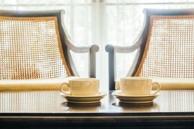 tablo üzerinde beyaz kahve bardağı