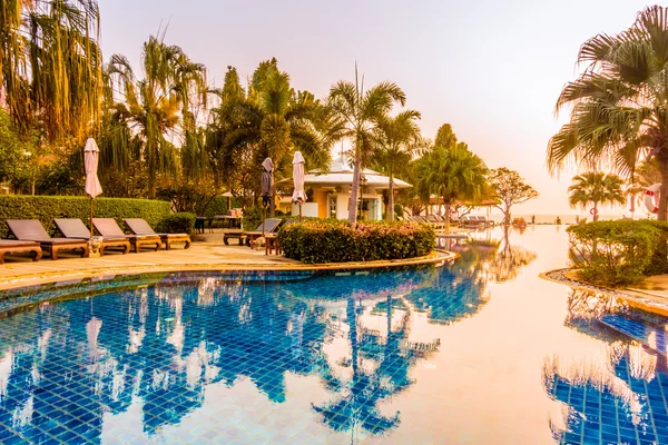 Piscina in hotel all'ora del tramonto — Foto Stock