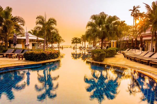 Piscina no hotel em horário de pôr do sol — Fotografia de Stock